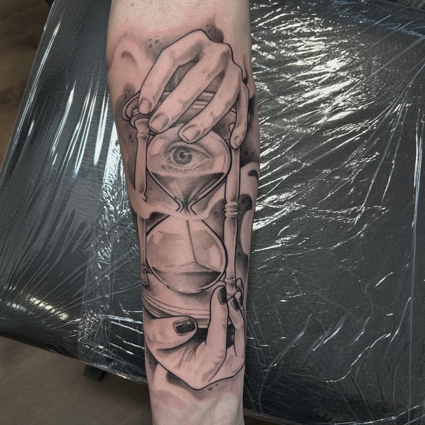 Semi-Realistic Sanduhr Tattoo