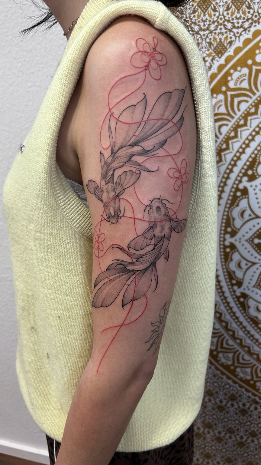 Koi Tattoo mit roten Akzenten